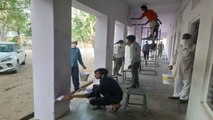 लॉकडाउन में फंसे प्रवासी मजदूर राजस्थान के जिस स्कूल में ठहरे हैं उसी की कर रहे रंगाई-पुताई