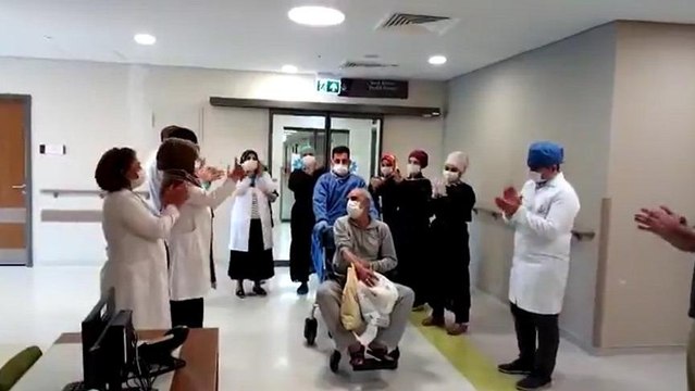 Elazığ’da corona virüsünü yenen 11 kişi alkışlarla taburcu oldu