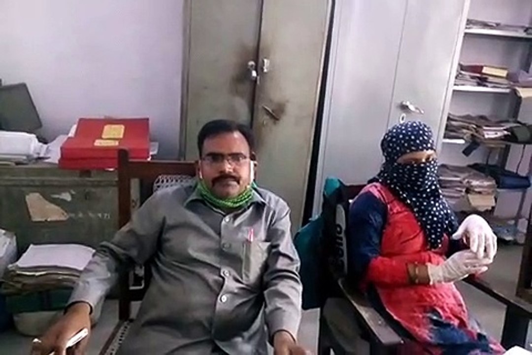 अयोध्या: लेखपाल ने गरीबों को बांटी राशन की किट