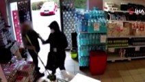 Hırsız marketi soyarken görevli paspasa devam etti