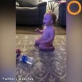 Ce bébé est un maitre du bottle flip challenge