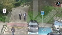 El ministro Garzón se sube a su coche oficial parado en una plaza reservada a personas con movilidad reducida