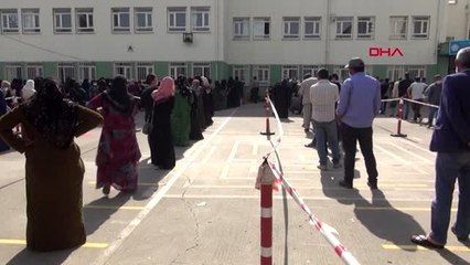 ŞANLIURFA PTT'den okul bahçesinde sosyal mesafeli örnek yardım dağıtımı