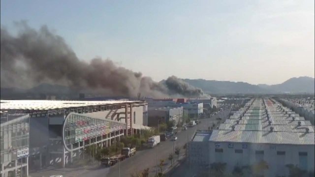 부산 약품 창고 화재 진화 중...인명피해 없어 / YTN