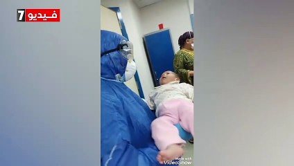 ممرضة تداعب أصغر طفلة مصابة بكورونا بمستشفى قها للحجر