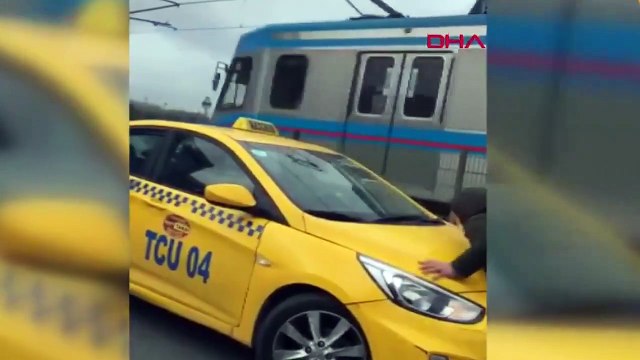 Sultangazi'de bir şahıs, 'Gelini olduğu' gerekçesiyle taksideki kadını dışarı çıkarmaya çalıştı; aracın önüne yattı