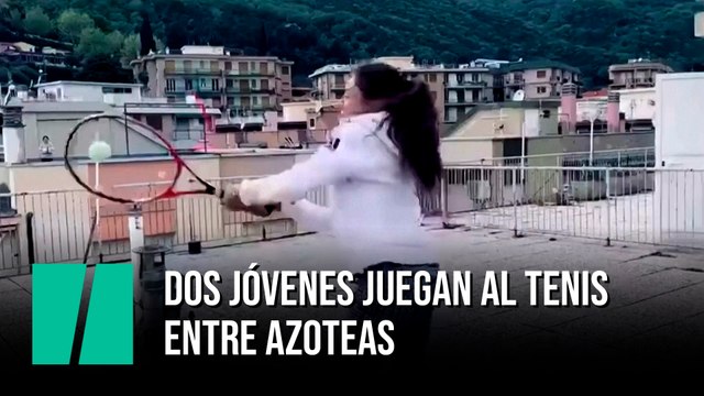 Dos jóvenes juegan al tenis desde las azoteas