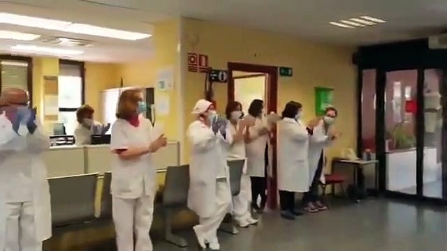 Ayant ramené gratuitement des malades à l’hôpital, ce chauffeur de taxi a reçu une agréable surprise du personnel médical.