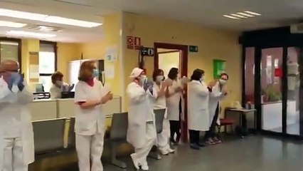 Ayant ramené gratuitement des malades à l’hôpital, ce chauffeur de taxi a reçu une agréable surprise du personnel médical.