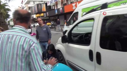 Kazada yaralanan eşinin elini bir an bile bırakmadı