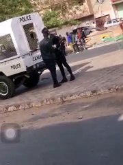 La police arrête les personnes sans masques