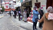 Bursa'da vatandaşlar, yasak öncesi et ve süt ürünleri satan dükkanlara akın etti