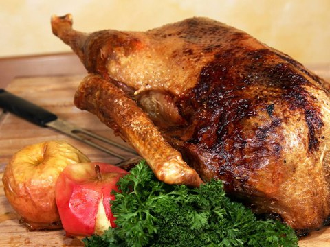 Pato asado relleno de manzana
