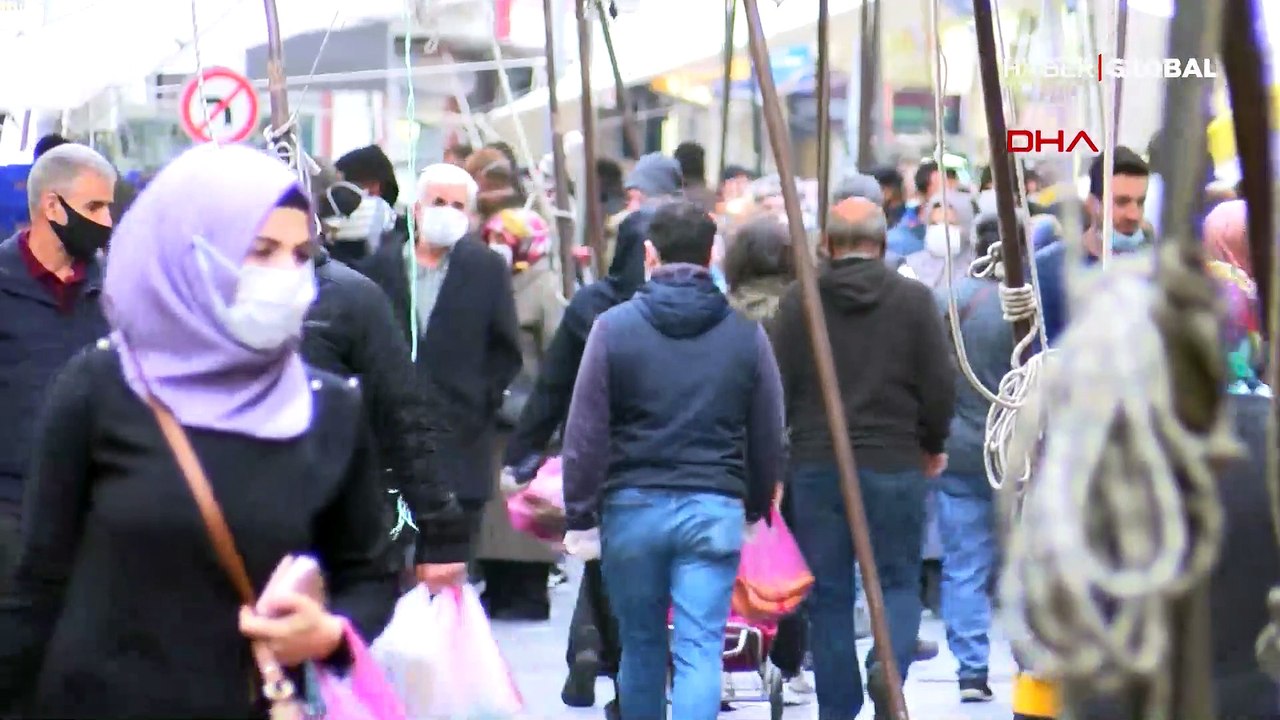 İstanbul'da 'çok yüksek riskli bölge' uyarılı mahalledeki pazarda sosyal mesafeyi hiçe saydılar