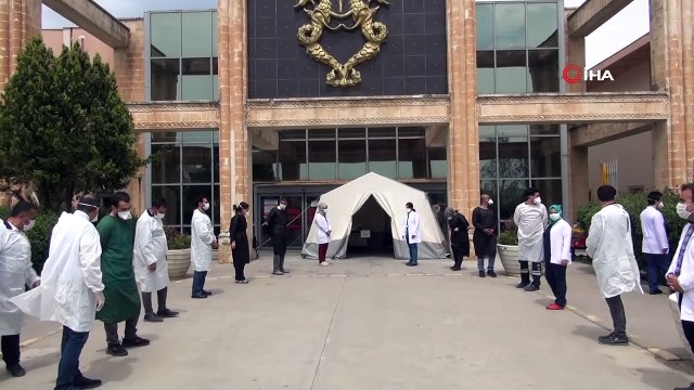 Korona virüsü yenen 11 aylık Özgür bebek alkışlarla taburcu edildi