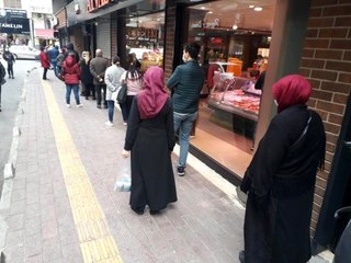 Sokağa çıkma yasağı öncesinde vatandaşlar, kasap ve marketlere akın etti