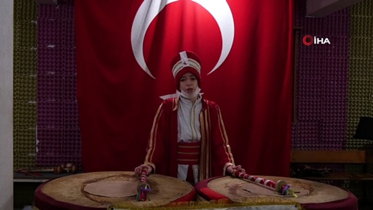 Evde kalan arkadaşları için kös çaldı, İstiklal Marşı’nı okudu