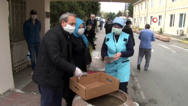 Korona virüs ile mücadele eden sağlık çalışanlarına sarma ikramı