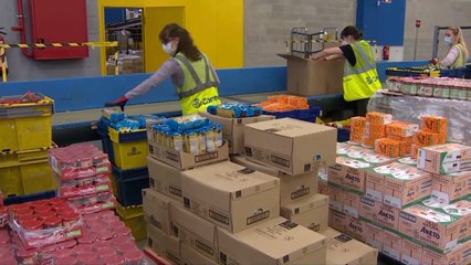 Barcelona reparte 20.000 lotes de alimentos a mayores y enfermos
