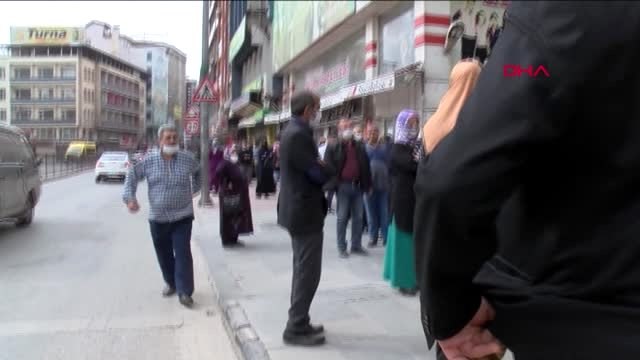 Gaziantep'te, PTT önlerinde yoğunluk