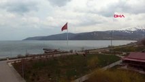 Van Gölü sahiline 150 metrekare büyüklüğünde Türk bayrağı