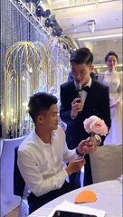 Mạc Văn Khoa nhận hoa cưới