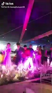 Duy Mạnh quẩy tại đám cưới