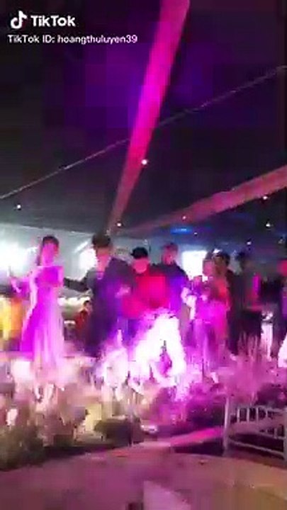 Duy Mạnh "quẩy" tại đám cưới