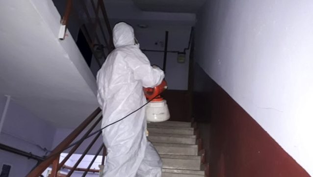Bağcılar Belediyesi, korona vakası yaşanan binayı dezenfekte etmeyince vatandaşlar dezenfekte işlemini özel firmaya yaptırdı
