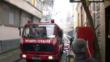Fatih'te ahşap binada yangın