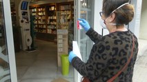 Farmacias de València reparten mascarillas a determinados colectivos