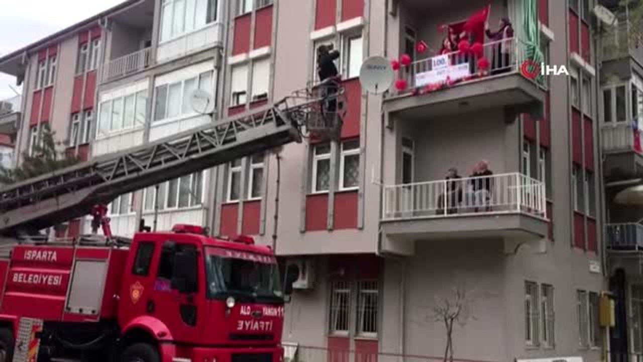 Evde kalan öğrencilere 23 Nisan çekimleri için itfaiye destek verdi