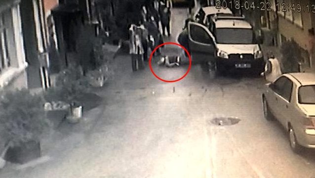 Madde bağımlısı olduğu iddia edilen genç, önce tartıştığı babasını ardından kendini bıçakladı