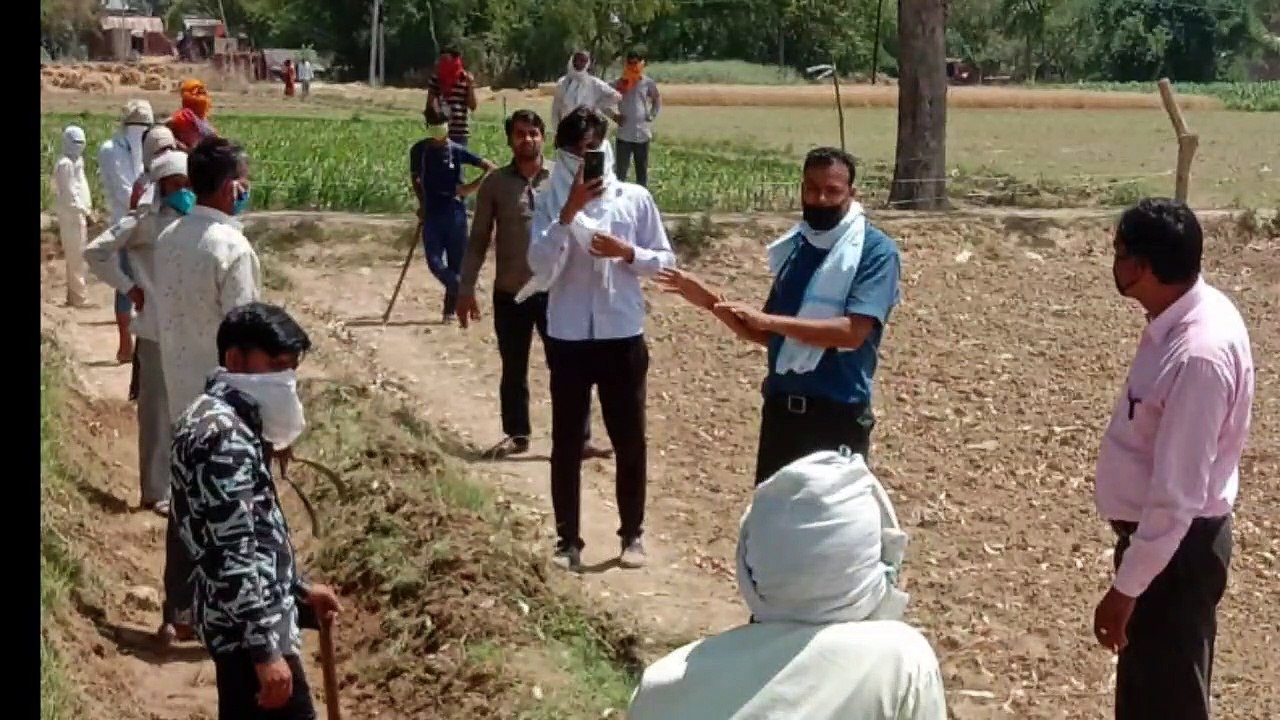 इटावा: मनरेगा पर लौटे मजदूर, ग्राम प्रधान ने कार्य शुरू करने से पहले बांटे मास्क