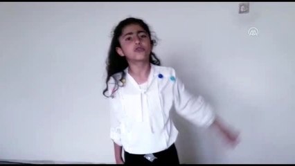 İlkokul öğrencisi Evin, "Bayrak" şiirini evinde okudu