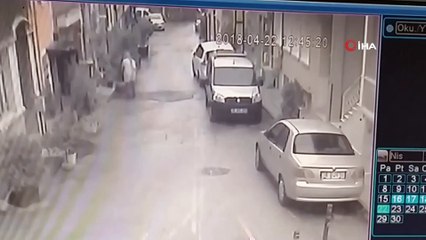 Psikolojik sorunları olan genç babasını bıçakladı...Yaşlı adamın yardım istediği anlar kamerada