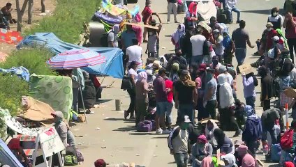 Peruanos pobres tentam voltar a suas cidades