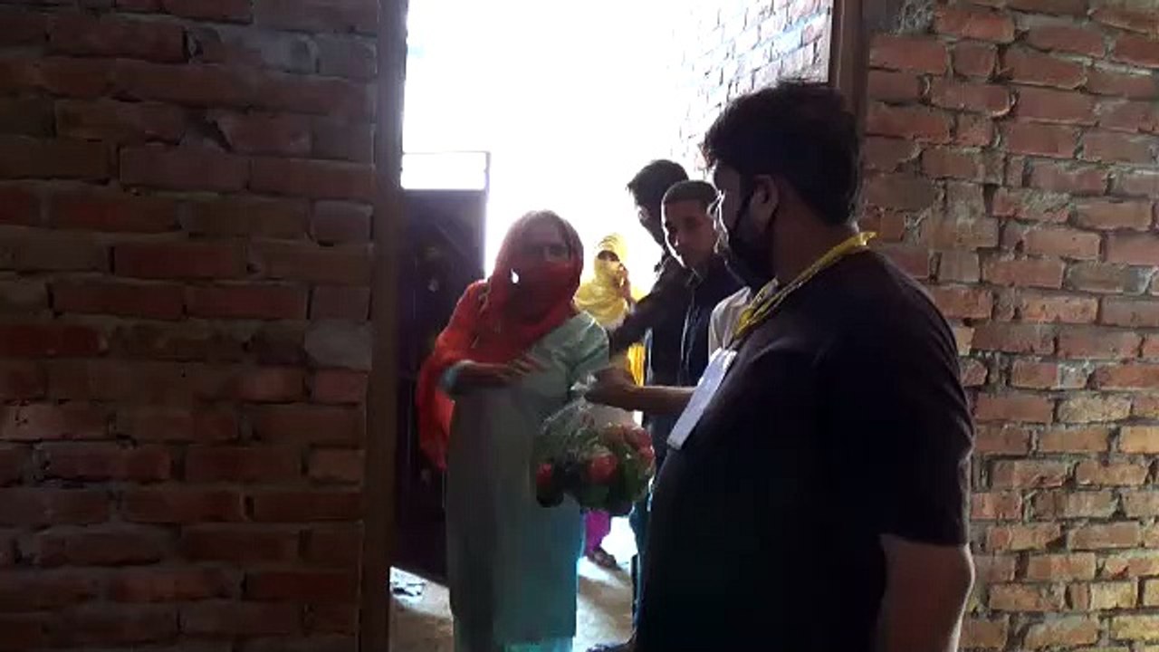 समाजसेवी मोहम्मद वारिस ने किया दर्जनों परिवारों को राशन वितरित