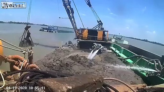 Chantier : cette grue tombe dans le fleuve en dragant le fond !