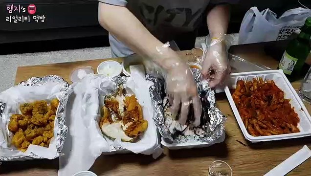 Regardez la quantité de ce qu'elle mange !