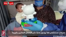 ممرضات مستشفى قها يوزعون هدايا على الأطفال المصابين بكورونا