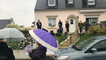 Rue des Pyrénées, des habitants entonnent des chants bretons en soutien au personnel soignant