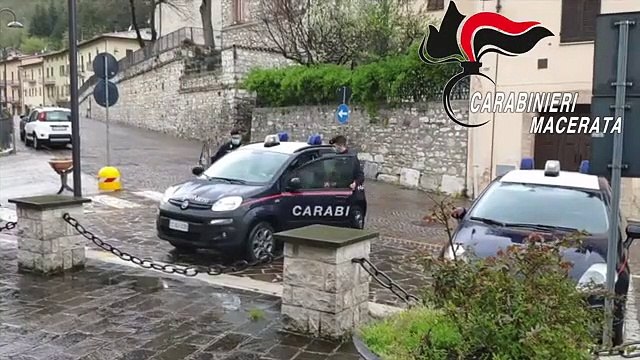 Serravalle di Chienti (MC) - Carabinieri consegnano pensione ad anziani (21.04.20)