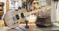 Cet homme a fabriqué une guitare électrique avec des skateboard recyclés