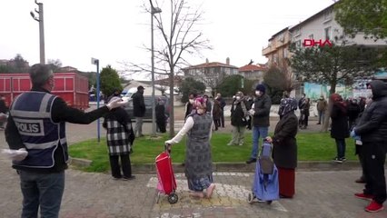 Tekirdağ'da yasak öncesi sosyal mesafeye uymadan pazar kuyruğunda beklediler