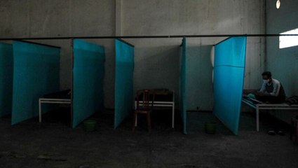 Endonezya'da koronavirüs karantinasından kaçanlar "perili evlere" kilitleniyor