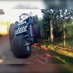 Il sort une moto géante de son garage