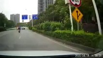 Ce conducteur a le réflexe de sa vie en passant dans ce tunnel