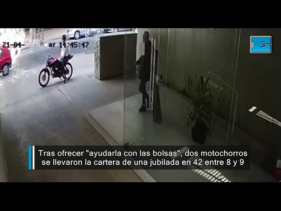 Tras ofrecer "ayudarla con las bolsas", dos motochorros se llevaron la cartera de una jubilada