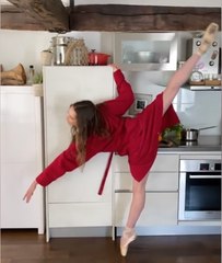 Les danseurs de l'Opéra de Paris offrent une prestation en hommage aux soignants